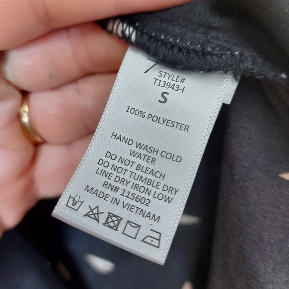 All in Favor faux wrap sleeveless blouse side slits back zip and keyhole… - Picture 6 of 8